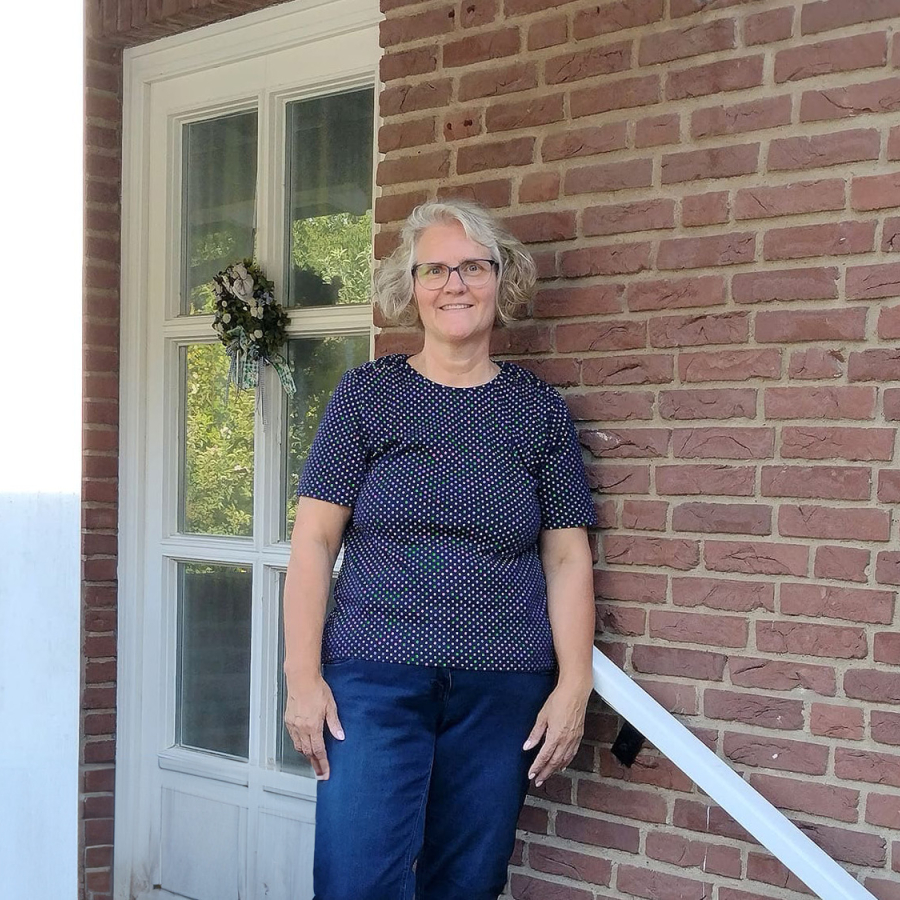 Kindertagespflegerin Stefanie vor ihrem Haus